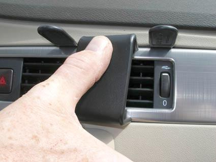 En hand justerar en ventilationslucka i en Volvo.