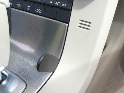 Detalj av interiören i en Volvo S80/V70/CX70, med fokus på kontroller och panel.