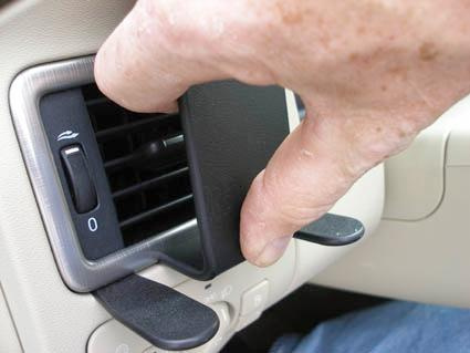 En hand justerar luftventilen i en Volvo S80/V70/CX70.