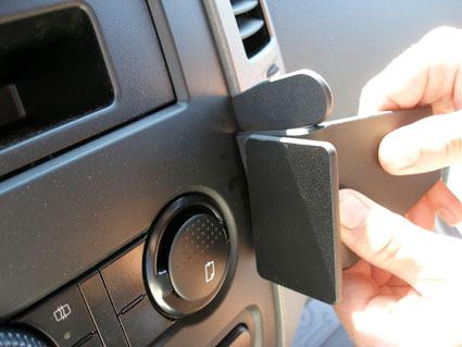 En vinklad del installeras på bilens instrumentbräda.