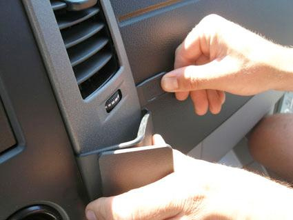 En person justerar ett paneldel på en Volkswagen Crafter.