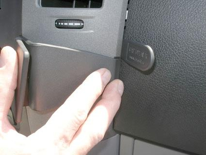 En hand som justerar en del av interiören i en Volkswagen Crafter.