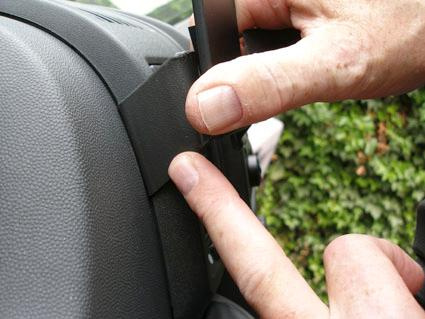 En manuell installation av en komponent på Fiat Ducato 07-14.