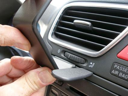 Monteringsbygel fästs i luftventilen i en Volkswagen Eos.