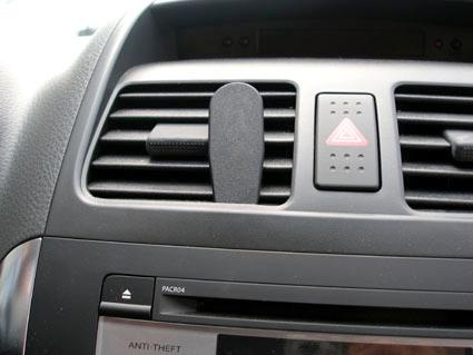 Bilinteriör med ventilationsgaller och knappar för varningsblinkers och stöldskydd.