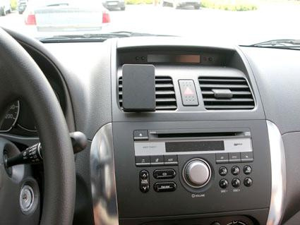 Dashboard med radio, luftkonditionering och en mobilhållare.