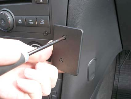 Skruvinstallation på Chevrolet Epica, troligtvis för en panel eller enhet.