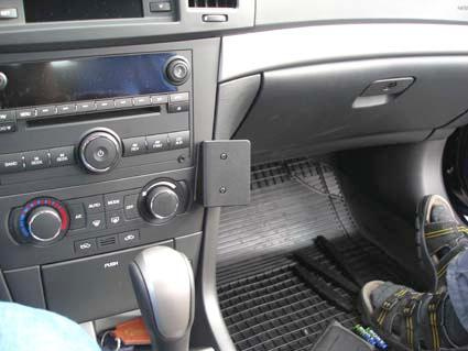 Interiören i en Chevrolet Epica med kontroller och golvmattor.