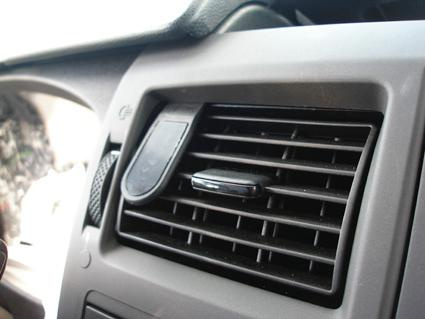 Luftventil i en bilinteriör, centralt placerad.