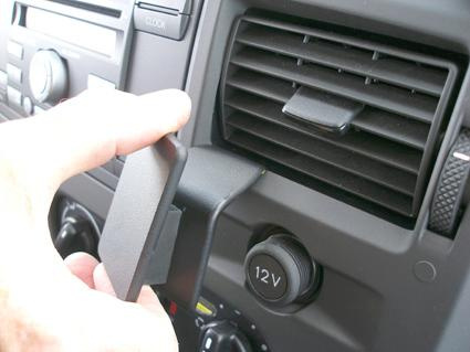 Ett handgrepp som visar en volymkontroll och luftrenare i en Ford Transit.