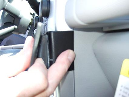 Händig person justerar komponent i Chrysler PT Cruiser.