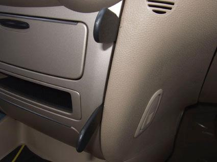 Interiör av Kia Magentis 07-10, med kontroller och förvaringsutrymme.