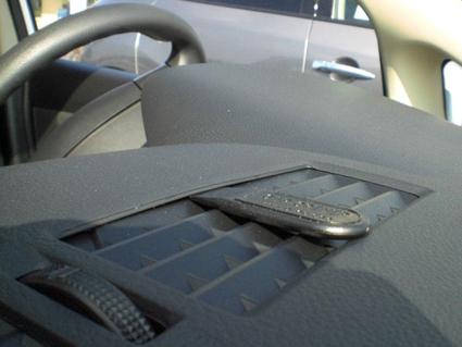 Det visar en del av instrumentbrädan med luftventiler i en Nissan Tiida.