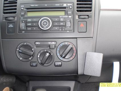 Bilens mittkonsol med ljudsystem och klimatanläggning.