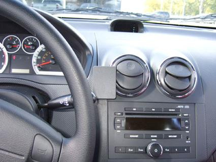 Bilde visar instrumentbrädan med ratt, luftventiler och ljudsystem i Chevrolet Aveo.