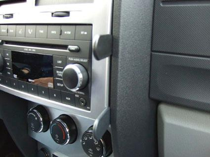 En bilinteriör med ljudsystem och klimatkontroll.