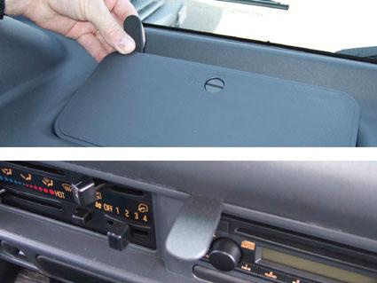 En hand justerar en monteringsbygel i en bils instrumentpanel.