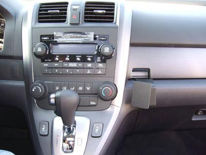 Interiör av Honda CR-V 2007 med bilstereo och kontroller.
