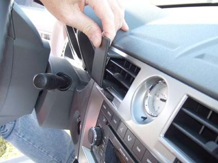 Montering av en bygel på bilens instrumentpanel.