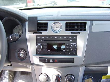 En bilinteriör med musik- och klimatanläggning, samt monteringsbygel.