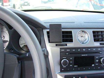 En monteringsbygel på bilens instrumentbräda för Chrysler Sebring 07-10.