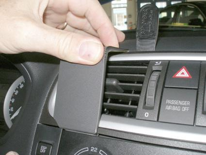 En hand justerar en del av bilens instrumentbräda, troligen luftventil.