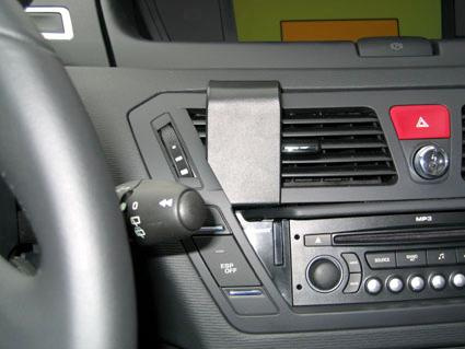 Instrumentbräda med kontroller och luftventiler i Citroen C4 Picasso.