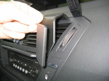 En hand som justerar en del av instrumentpanelen i Citroen C4 Picasso.