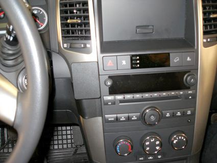 Panel med knappar och skärmar i en Chevrolet Captiva 07-11.