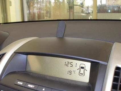 Instrument panel med digital klocka och temperaturvisning.