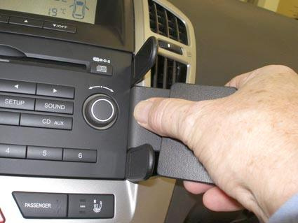 Hållare som justeras i Kia Ceed 07-09, med fokus på stereo och kontroller.
