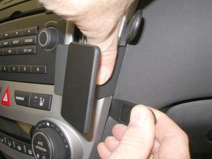 Montering av en vinklad hållare i Kia Ceed 07-09.