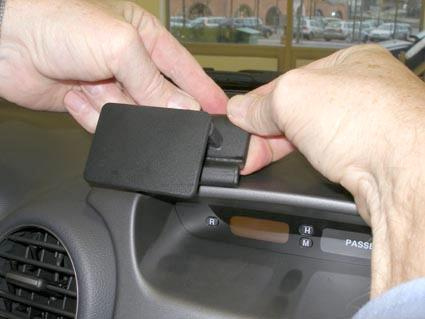 Manuel installation av monteringsbygel på Kia Carens.