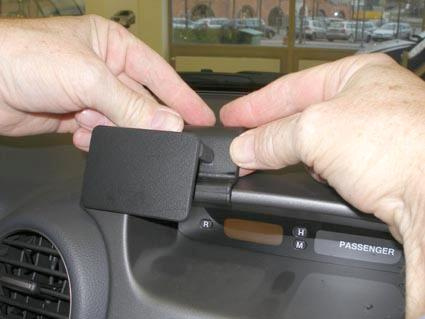 Visar montering av ProClip Monteringsbygel i Kia Carens.