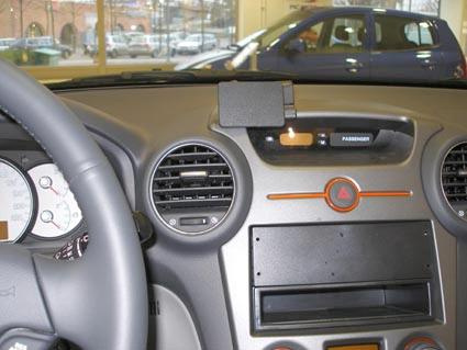 Monteringsbygel för bilens mittkonsol, centralt placerad.