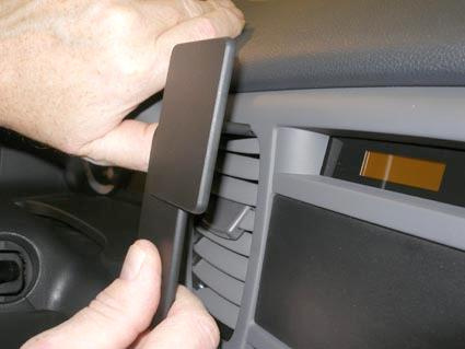 En hand justerar en ventilationsribb i en Kia Rio.