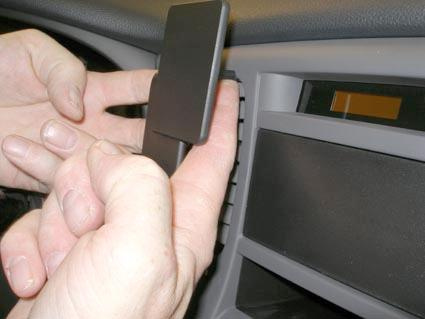 Visar installation av en komponent i Kia Rio 06-11 interiör.