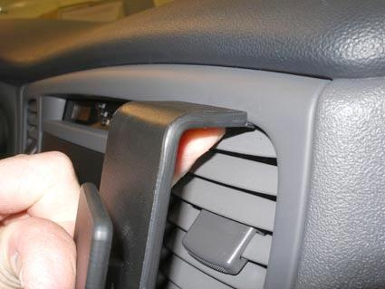 En hand justerar luftutloppet i en Kia Rio 06-11.