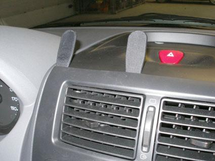 Konsoler på instrumentbrädan, luftventiler och varningssignalknapp.