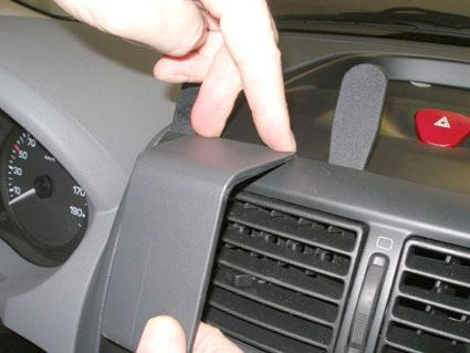 En hand justerar en panel på instrumentbrädan i en Fiat Scudo 07-15.