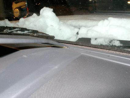 Snö eller frost på en bilruta, troligen från en Ford Ranger eller Mazda BT 50.