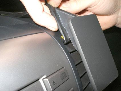 Vinklad del installeras på instrumentbrädan i en Ford Ranger eller Mazda BT 50.