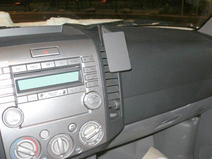 Interiör av bilpanel med kontrollpanel och luftutlopp.