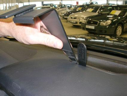 En hand installerar en komponent i Mitsubishi Pajero 07-19.