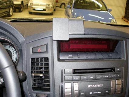 Instrumentbräda med stereo och display, centralt placerad.