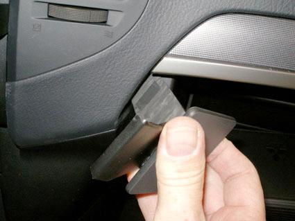 Ett vinklat verktyg hålls i handen, troligtvis för Mitsubishi Pajero 07-19.