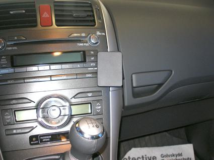 Instrumentbräda i en Toyota Auris med radio och växelspak.