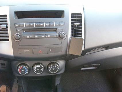 Instrumentpanel i en Citroen C-Crosser med radio, knappar och luftreglering.