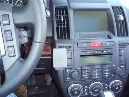 Inredning av en Landrover Freelander 07-13 med ratt och kontrollpanel.