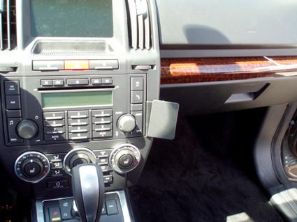 Instrumentpanel i en Land Rover Freelander, med kontroller och display.